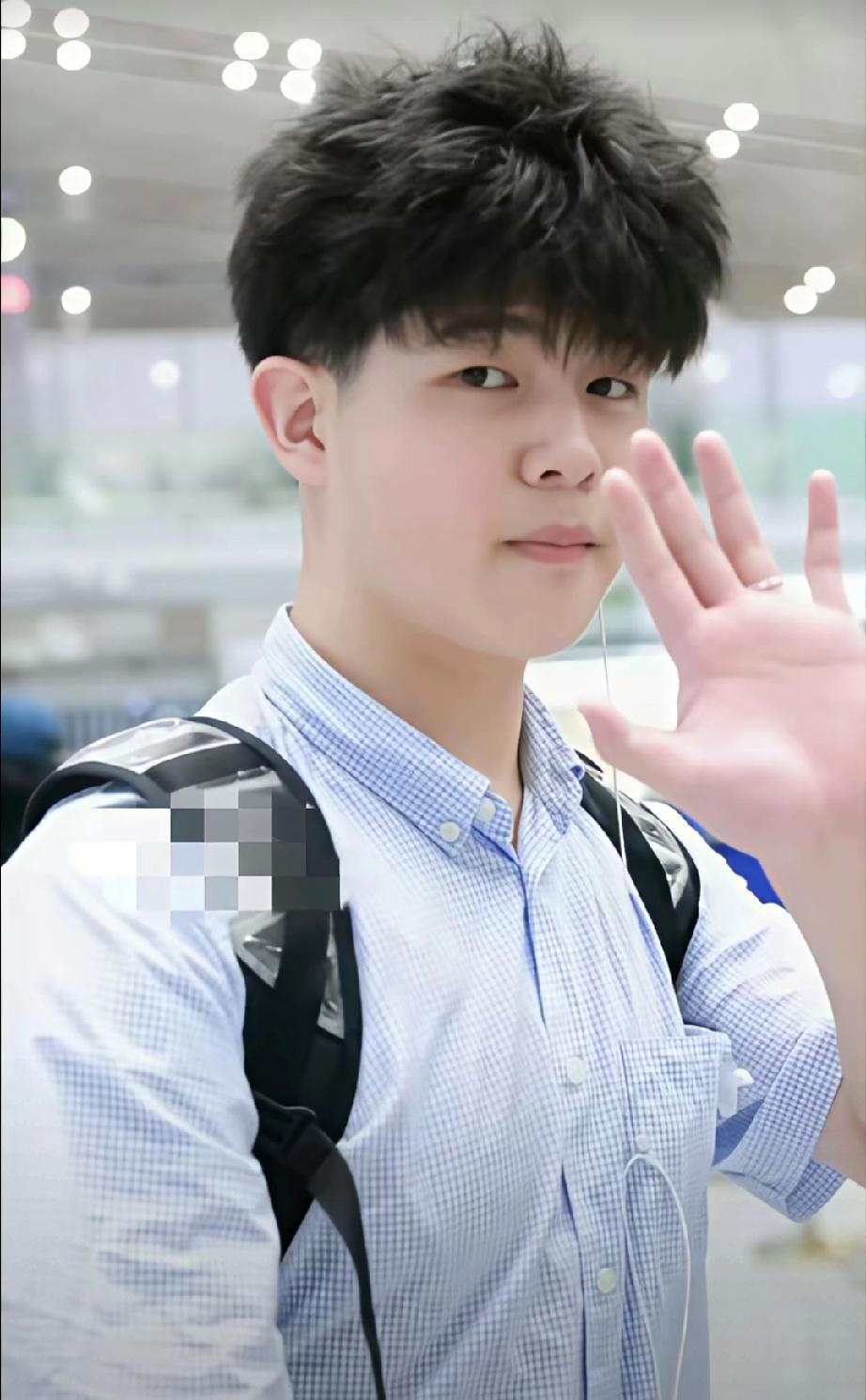 沙溢胡可送俩儿子赴英国留学！12岁小鱼儿身高竟达180cm9