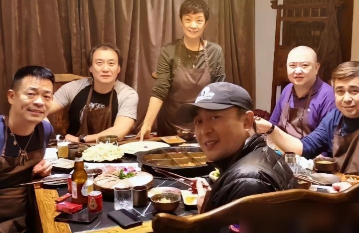 都以为张嘉益为孙浩降片酬是兄弟情，错了，人家那叫老板给员工发福利。你去查一