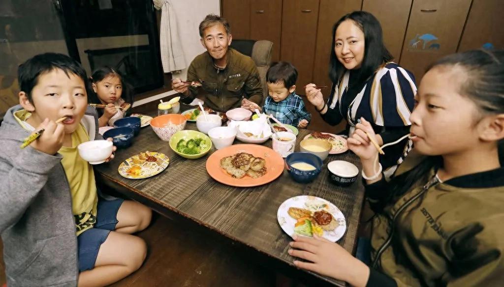 日本的斩杀线，比美国更狠 在美国，贫困是一场你看得见的风暴；在日本，贫困是一