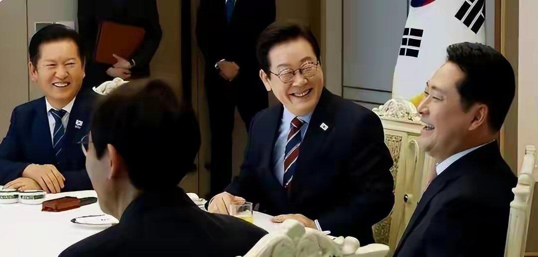 李在明为什么这么厉害？最新支持率直接飙到了64%，不支持率更是创下了24%的