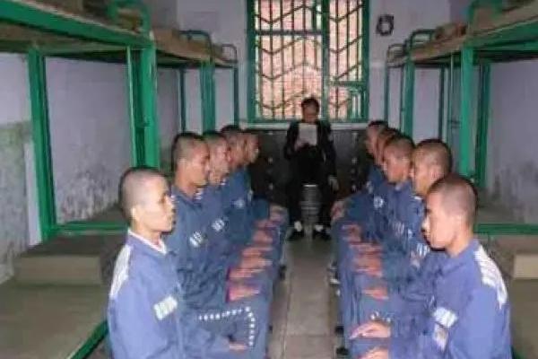 以前大家印象里的监狱，关的是纹身大汉、街头混混，打架斗殴、偷鸡摸狗是主流。现