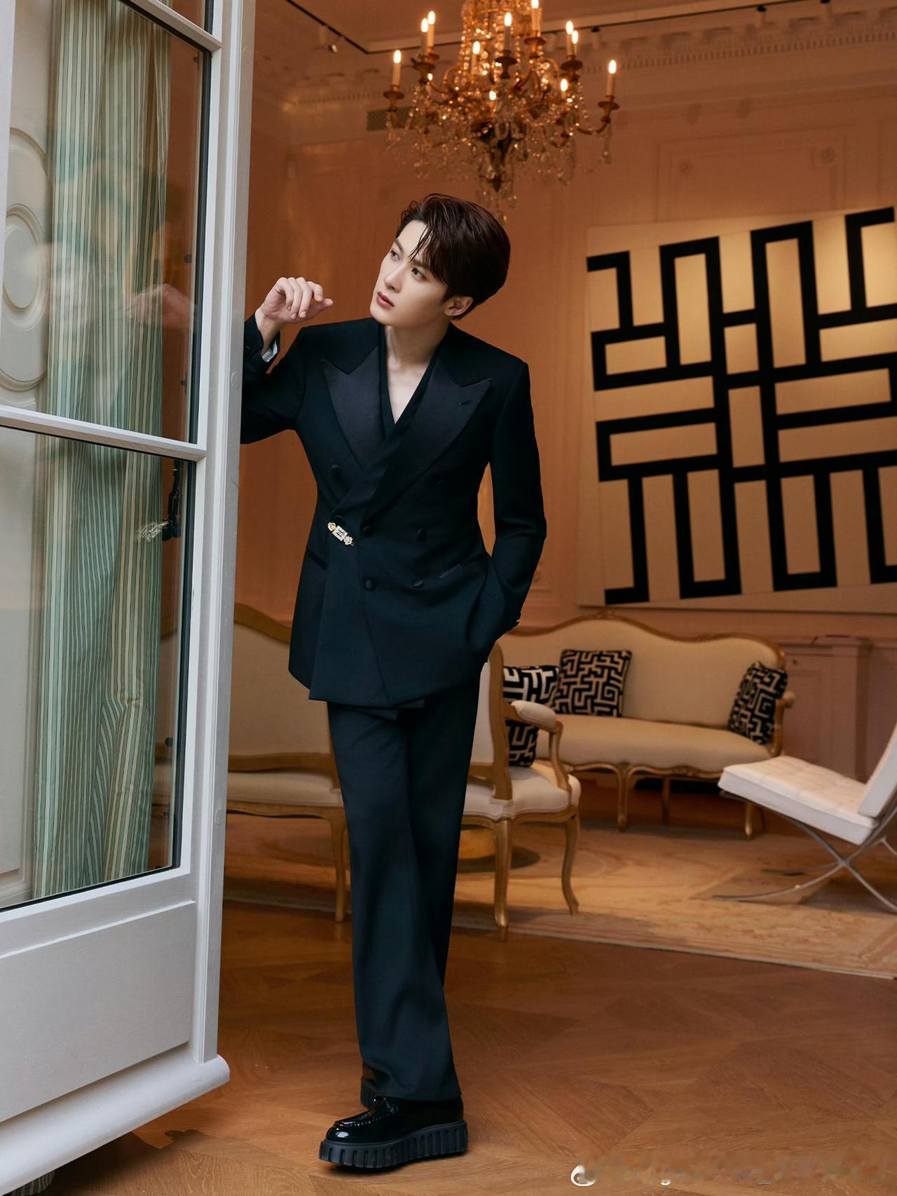 檀健次今日正式升任RogerVivier全球品牌代言人，短短四个月从品牌代言人