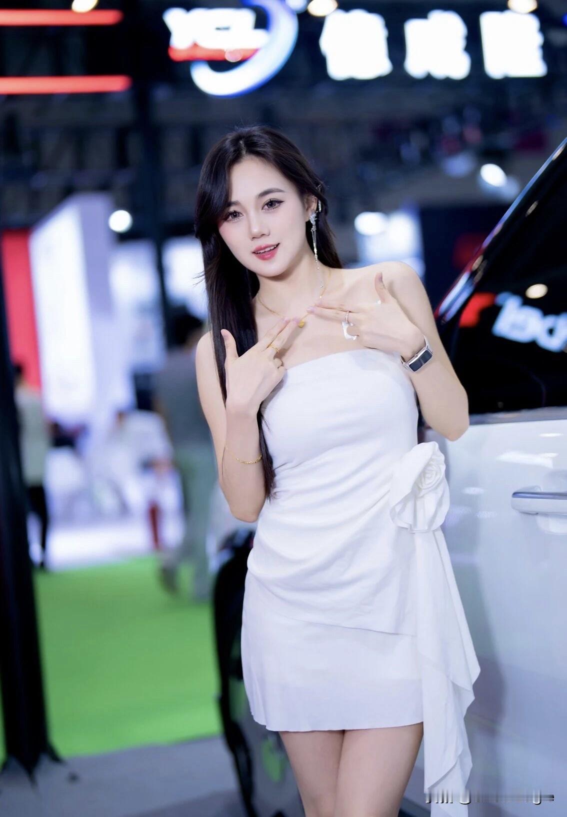 优雅车模与时尚白裙的完美结合，尽显都市女性魅力！