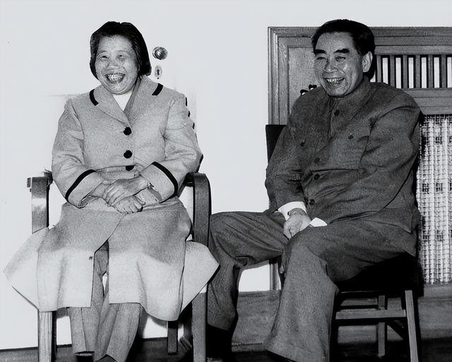 她和丈夫扮成富商，为我党提供情报。在一次任务中，她将密电码藏在孩子的尿布中，在渡