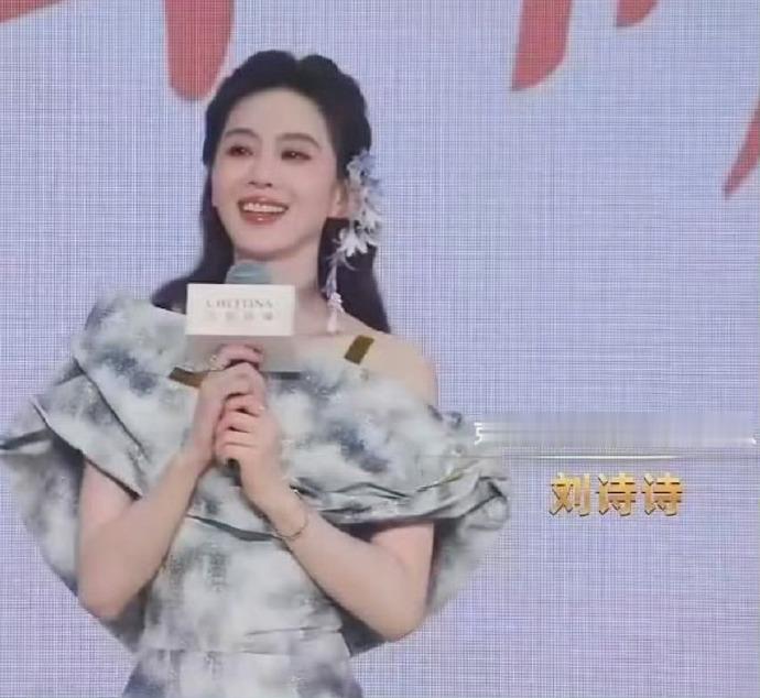 别人生图是照妖镜，刘诗诗生图是精修图。但最绝的不是脸，是穿搭！一身黑色西装外套配