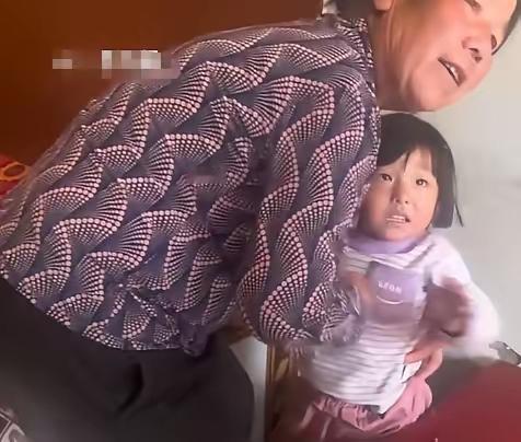 被爸爸带回山区的涵涵，她的奶奶面相一看就是狠辣的那种人，难怪两个小姨去山里看孩子