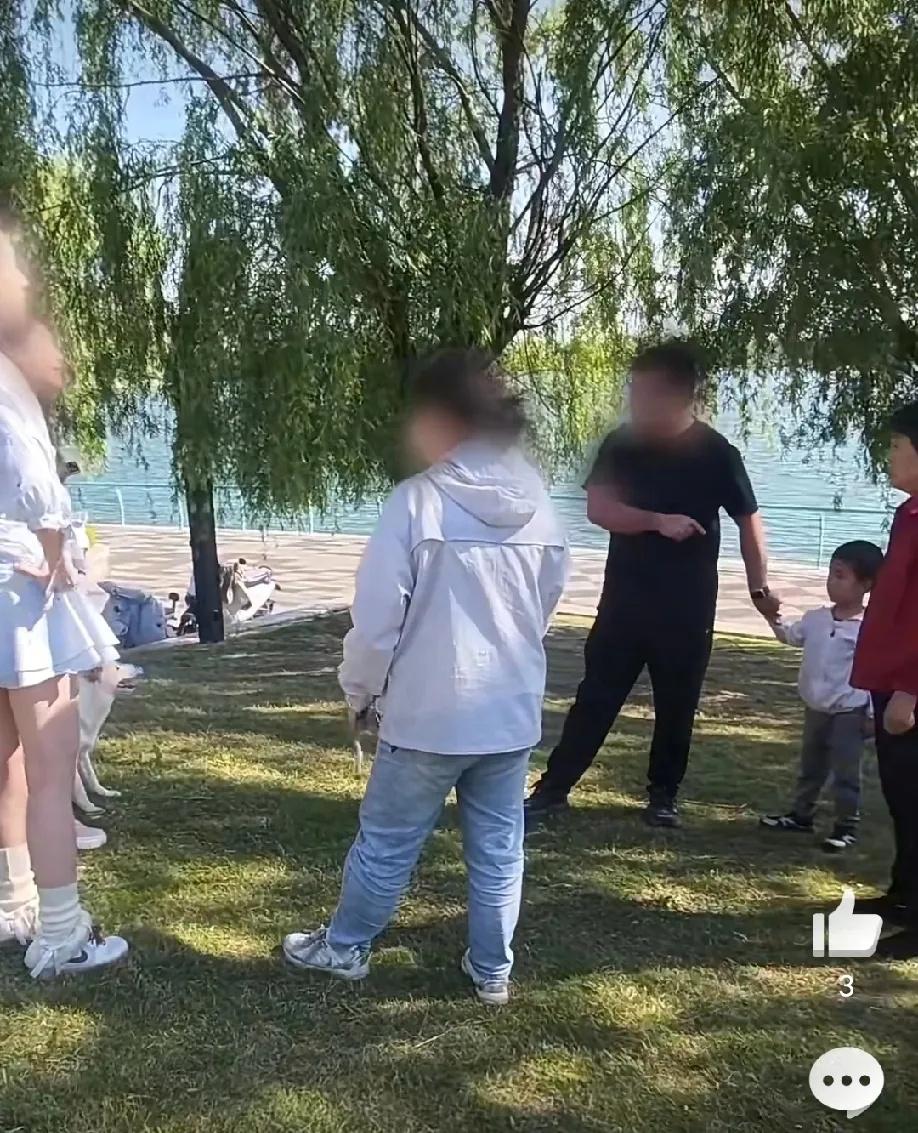 5月8日，河南濮阳。几名年轻女子公园内遛狗不牵绳，狗狗不停狂吠吓到孩子，受到惊吓
