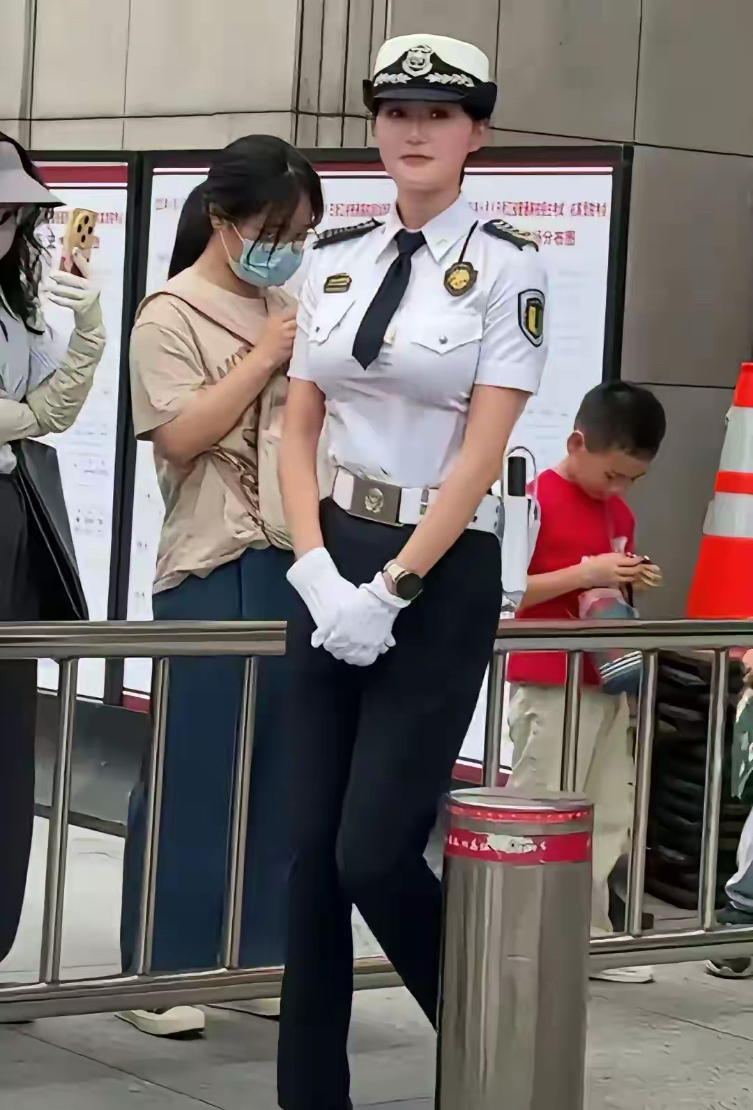 我有个问题，海关原则上不能将工作服穿得太性感，为什么她这个衣服看上去就很奇怪呢