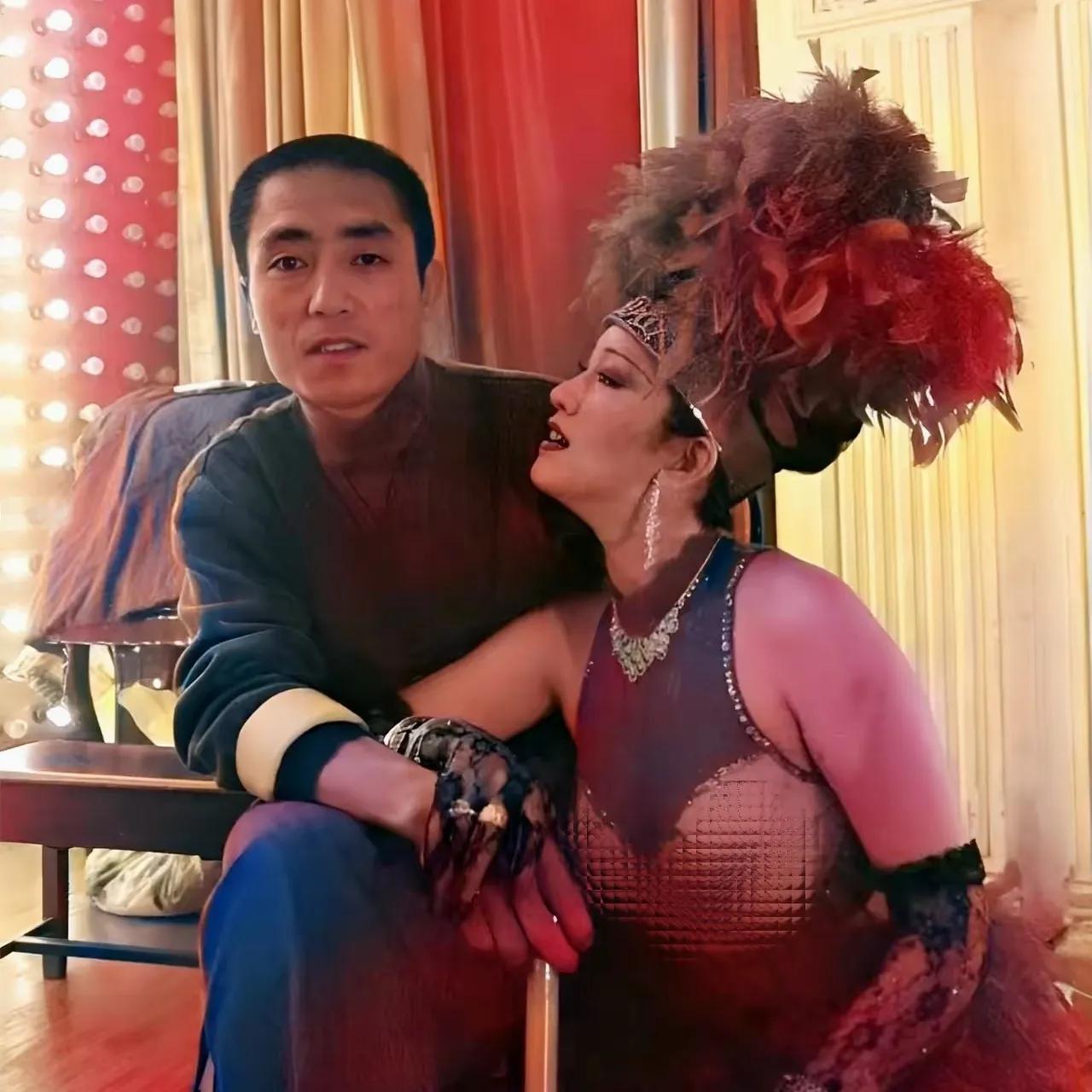 1995年，张艺谋和巩俐在剧组，一张珍贵的留影，巩俐一身扮相十分吸睛，看起来很有