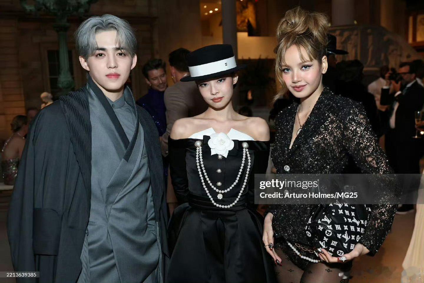 Lisa和Jennie合照好权威的两张脸，这女王气场拿捏的死死的，对我的眼睛超级