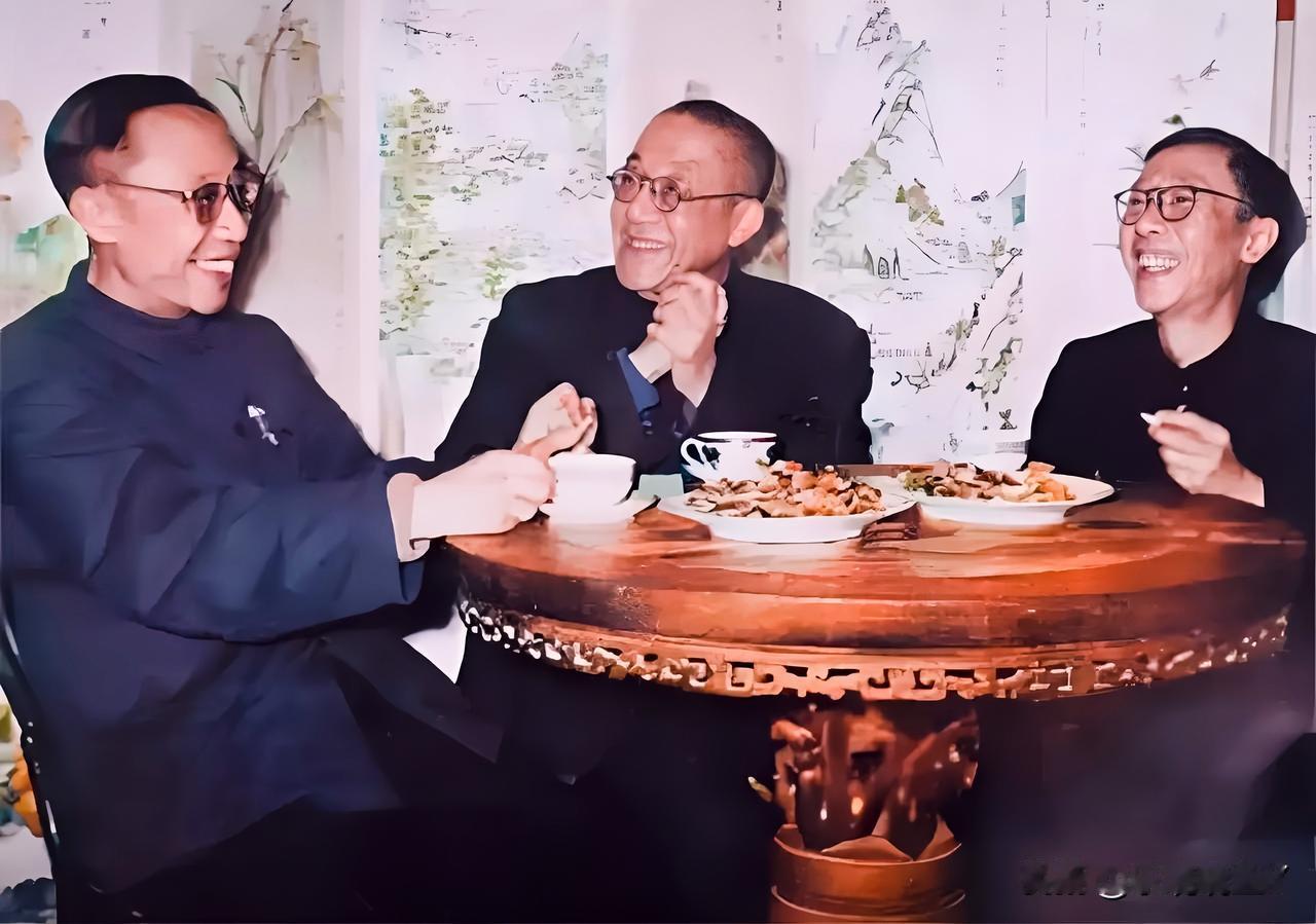 这是溥仪与弟弟溥杰去看望他们七叔载涛时的一张合影老照片，拍摄于一九六零年。这而非