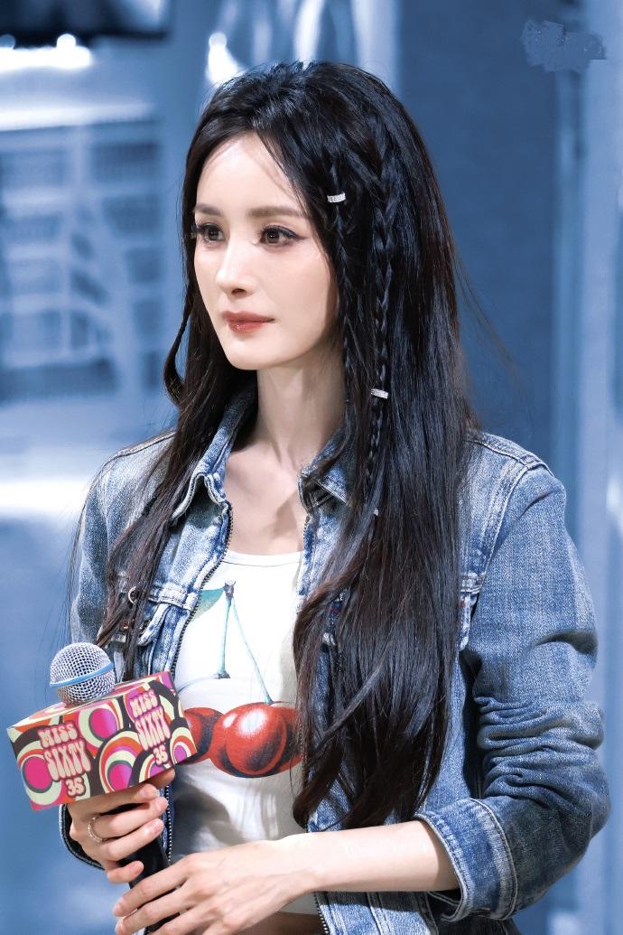 今天杨幂在出席时尚活动的时候搭配的非常有潮流时尚之美，看上去也格外的显年轻。