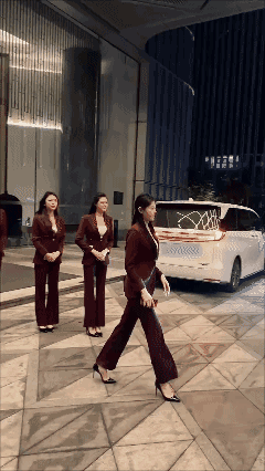 没看明白服务员和客人服饰都一样？🤔