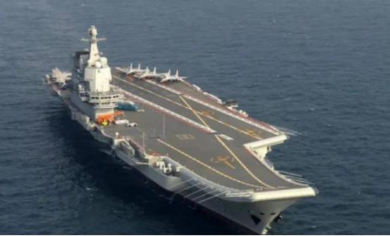 1969年，一艘美国驱逐舰，正在南海摸黑航行，突然一声惊天巨响，一个庞然大物冲过