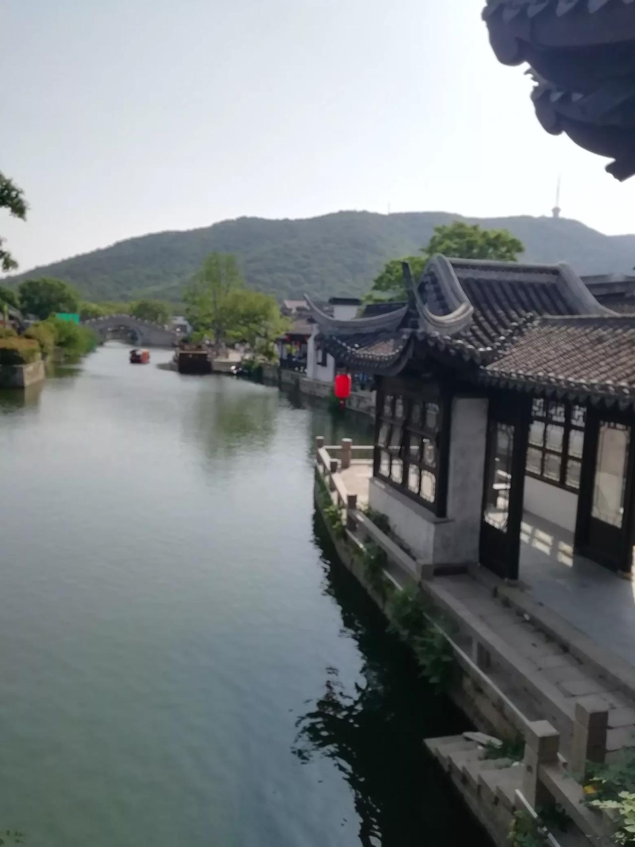 一路山色，随手拍一张风景照江南水乡，小桥流水，有山有水，山水一色。