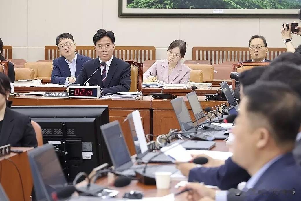 17日，韩国朝野政党继续就李在明政府首届部长候选人展开审查，国会人事听证会进入第