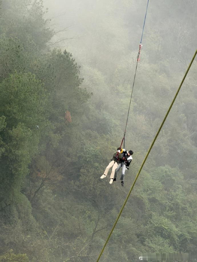 刘耀文晒与王鹤棣蹦极照刘耀文很烦没喊我很帅刘耀文晒蹦极照仍念着“我现在很烦”！