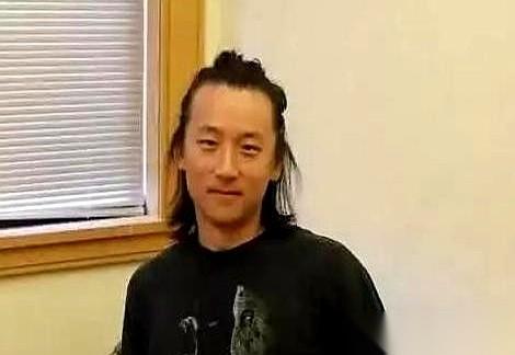 哈佛最年轻的华人正教授，尹希，对着镜头说：“美国再乱，也比中国强。”一句话，把