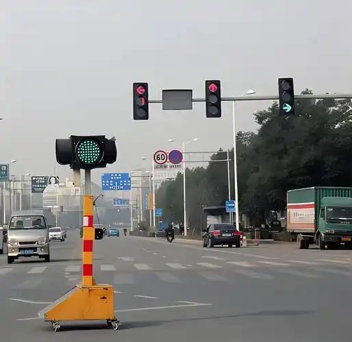 误闯红灯千万别乱动！老司机教你一招，关键时刻能省6分200块开车上路，最怕的不