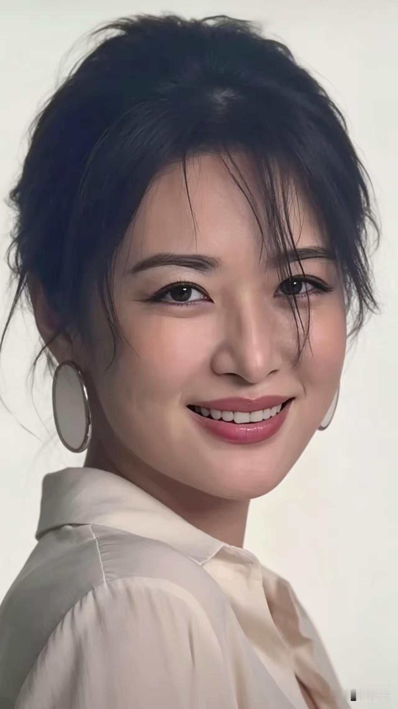 这几张照片，拍的有点野性美，与周涛温婉、文静的性格不符。