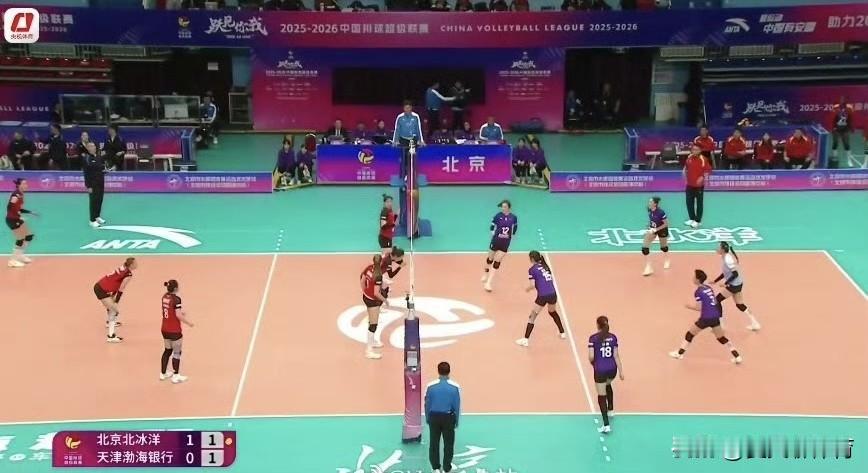 天津女排扳回了一局，赢北京很艰难！北京女排新换的外教还不如匡琦呢，只会一个二换三