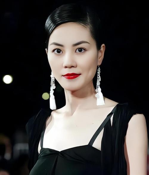 窦靖童在《歌手2026》舞台上，以黑色细闪哑光泪痕妆复刻了母亲王菲1994年的经