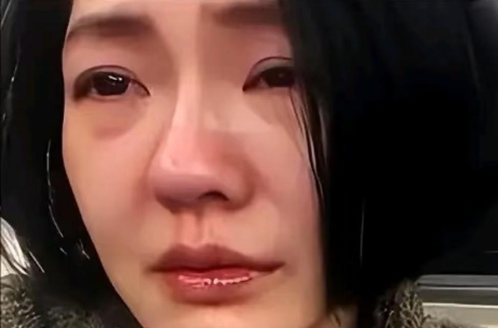 自从大S走后，小S的状态一直很差，甚至可以说是糟糕透顶。她只是表面上强撑着、故作