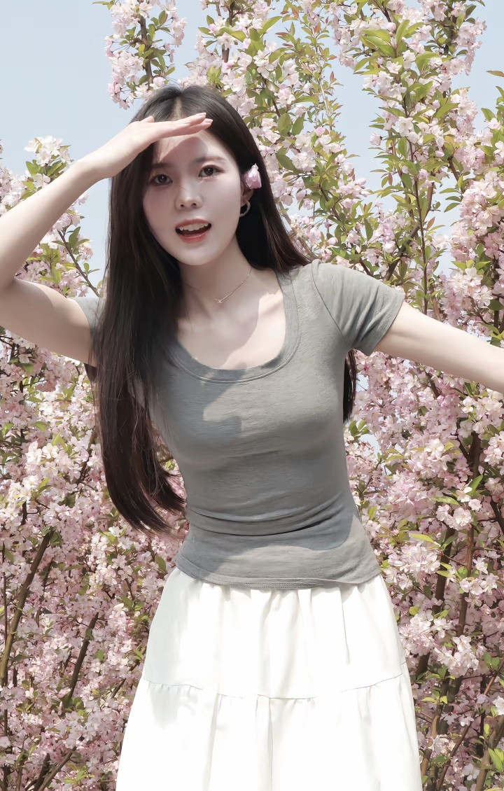 佳人亭亭立芳丛，恰似花神临此境