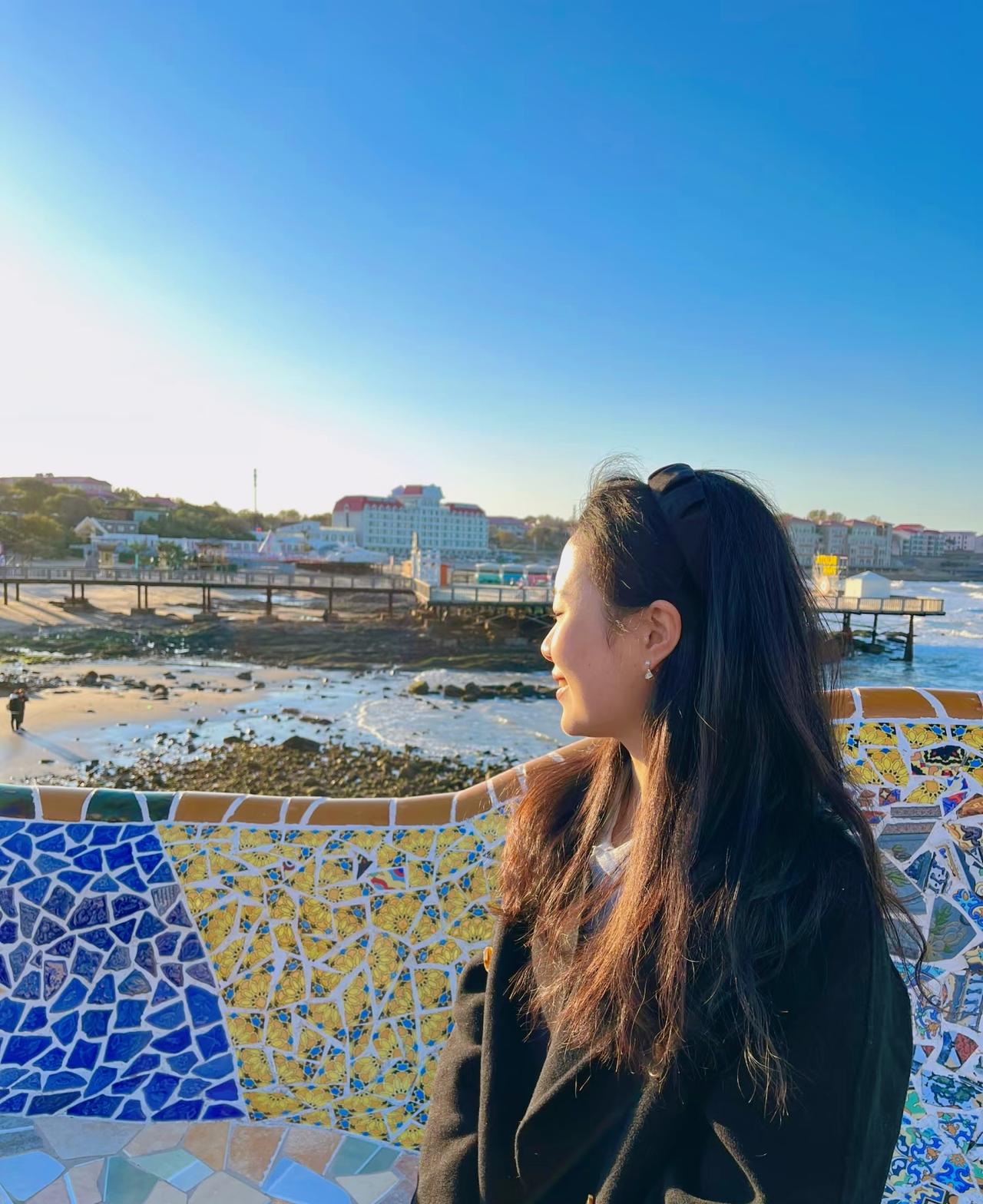 方文山只有小学学历，但是他写的歌词已进入了学校的教材。周杰伦也没有上过大学，但他