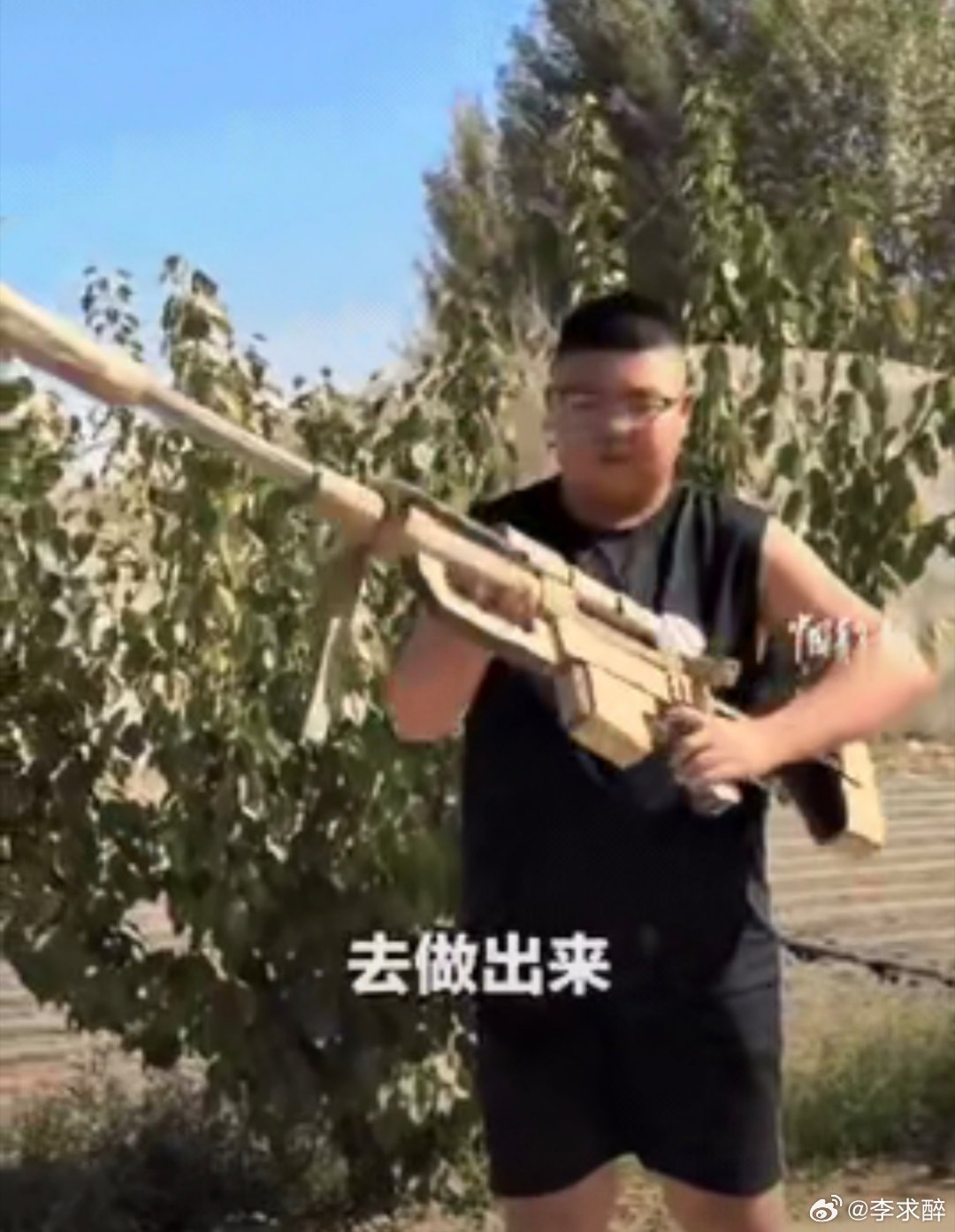 甘肃张掖一名十三岁少年在假期走红网络。别的孩子休闲玩乐、沉浸电子屏幕的时候，他却