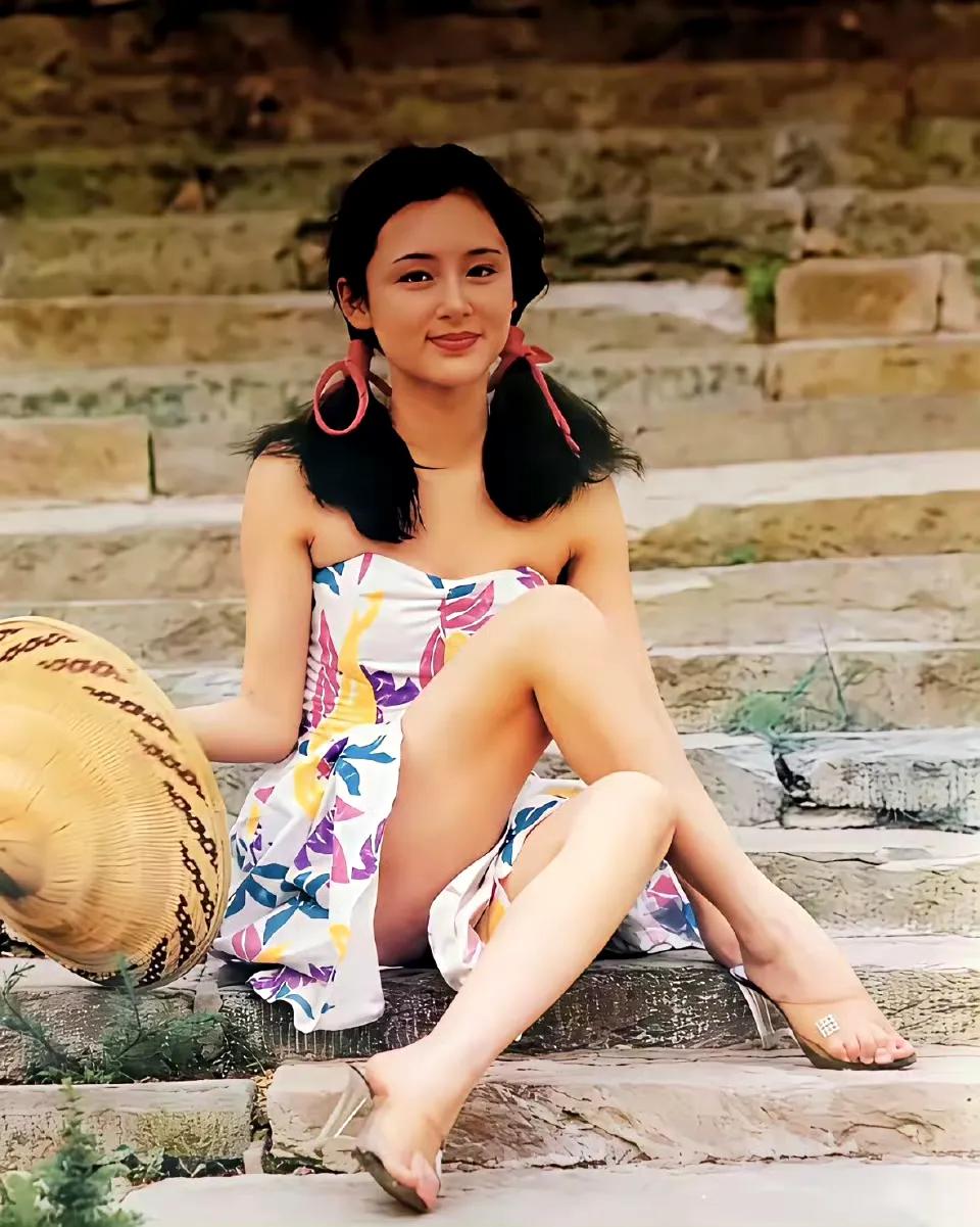 我发现，内娱第一美女的拍照姿势非常讲究，建议大家都学学啊，不要再比剪刀手了