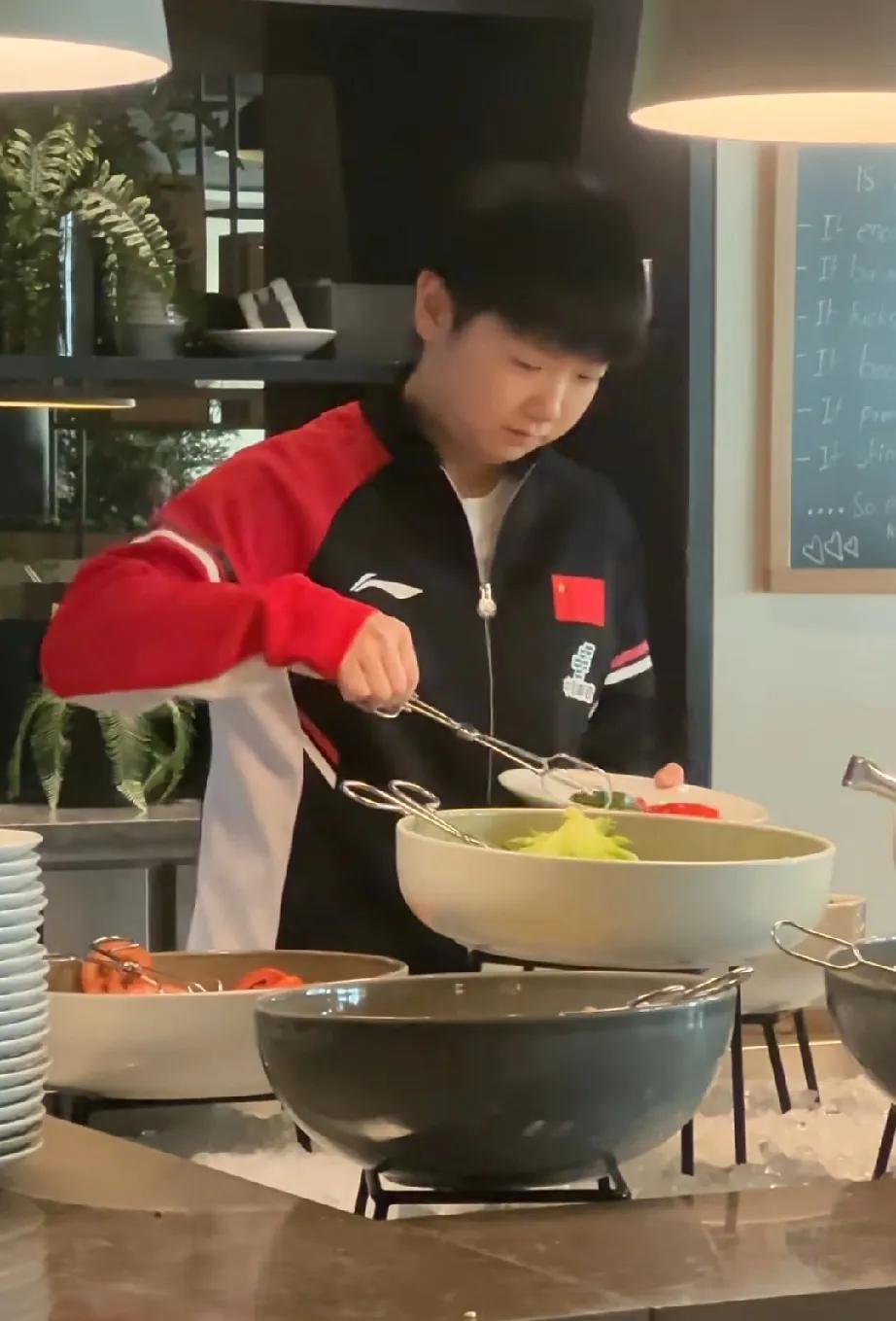 没有比赛，可以轻轻松松吃顿早餐了，莎莎和佳佳、德华他们一起来到了餐厅。8.25