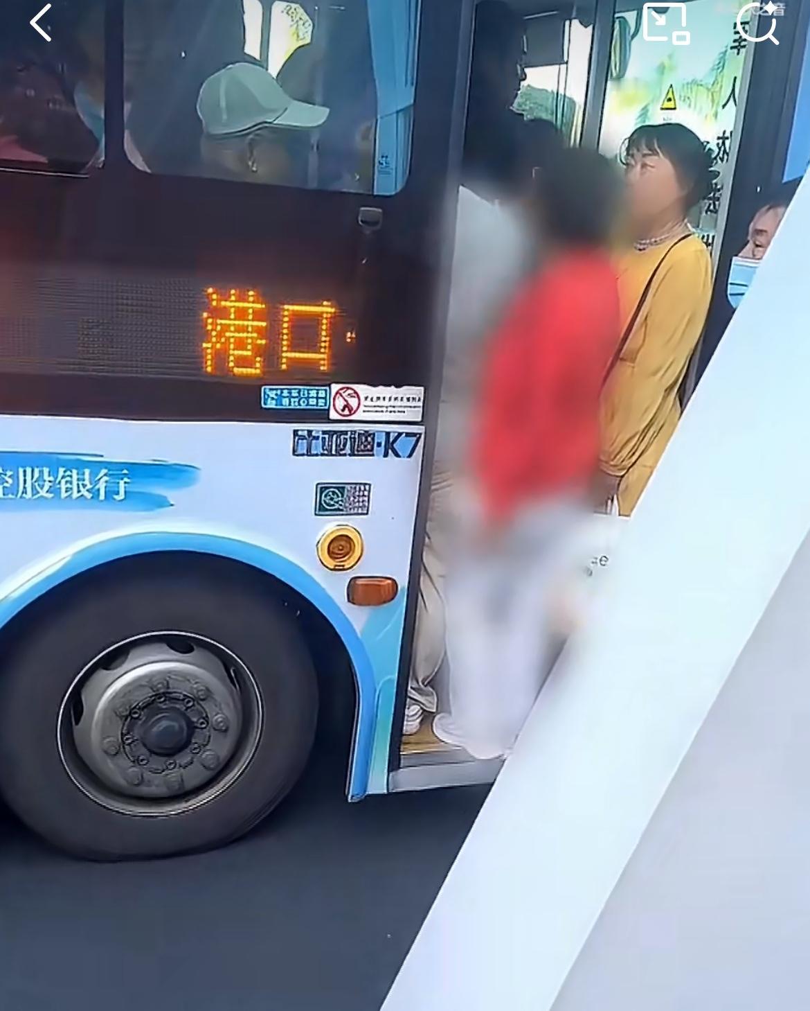 防城港一公交上两老太“挂票”，公交司机为了安全拒绝开车，一车人都在抱怨，要两老年