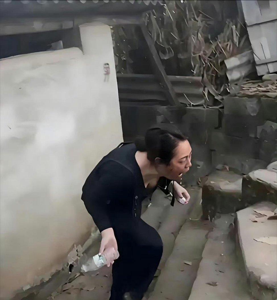敢上这种厕所，还敢带手机