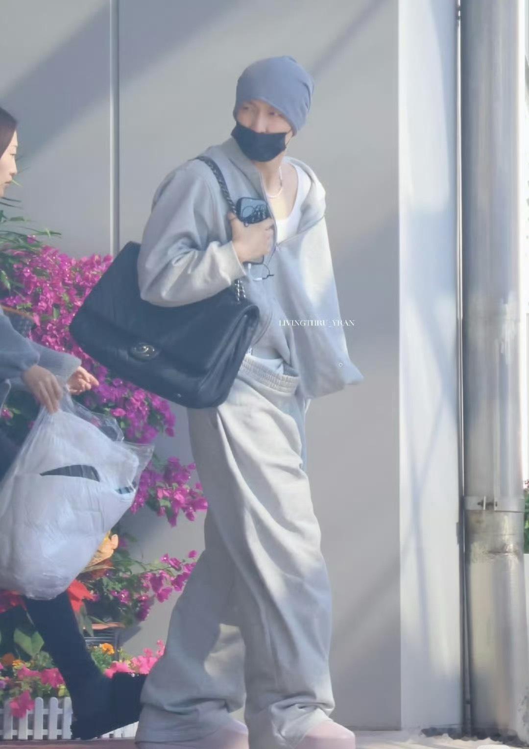 张艺兴身背香奈儿包包帅气出行真的是行走的衣架啊星味很足！​​​