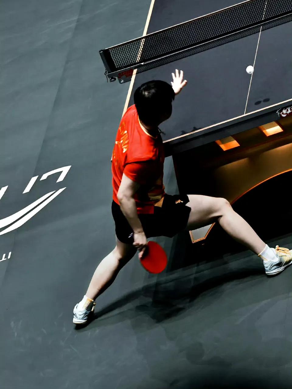 孙颖莎打了一个让全场起立鼓掌的球莎莎全台飞扑救球，35度贴地夹角完成“海底捞