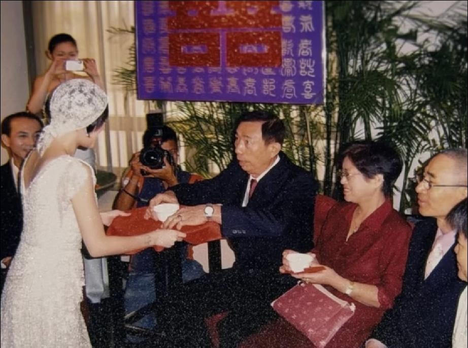 当年小S的婚礼上，妹妹正在敬茶，姐姐大S忙着拍照。大S还向许雅钧发出“警告”：