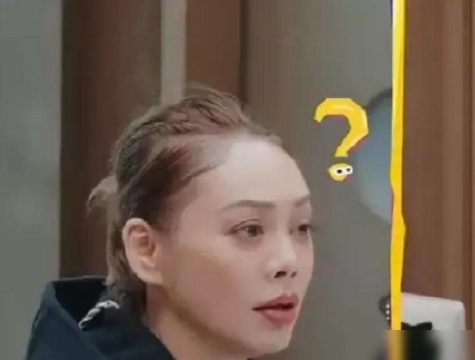 宁静月子喝冰水，现28度裹毯发抖你缩在28度空调房，裹两层毛毯，仍冻得手脚发