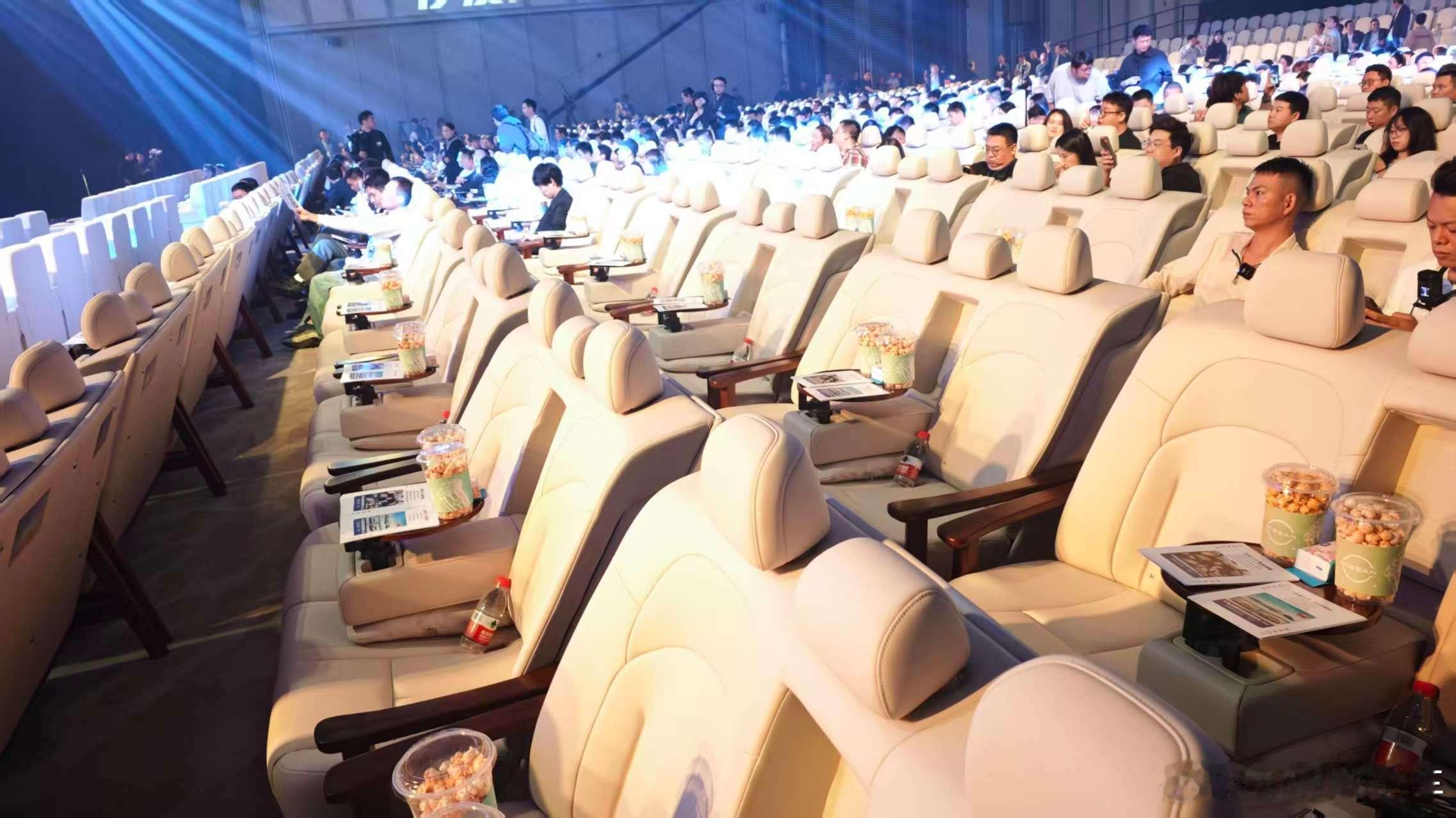日产N6发布会真的太有创意了，会场全部座椅都是真实的汽车后座，真的非常非常舒服，