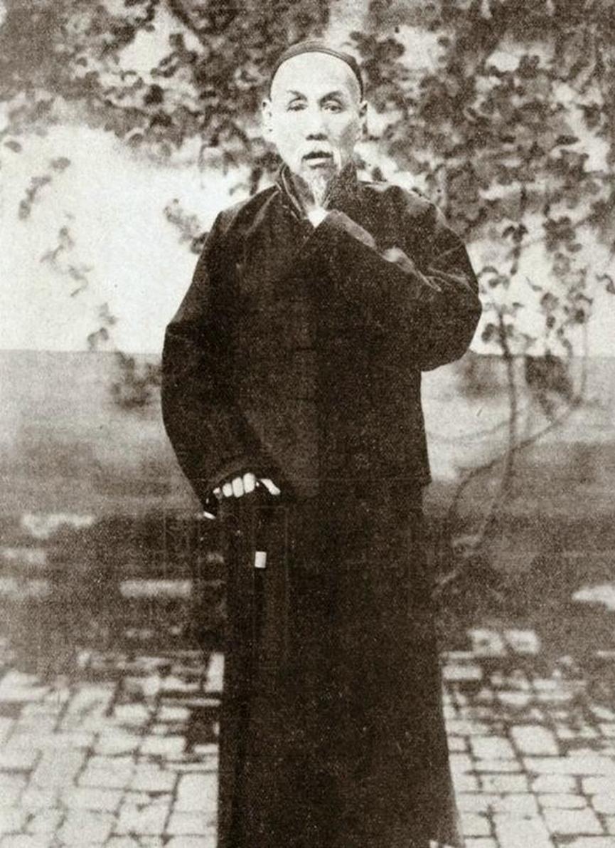 1898年，46岁的林纾刚丧妻不久，青楼头牌谢蝶仙便让人送来四只特大的柿饼，林纾