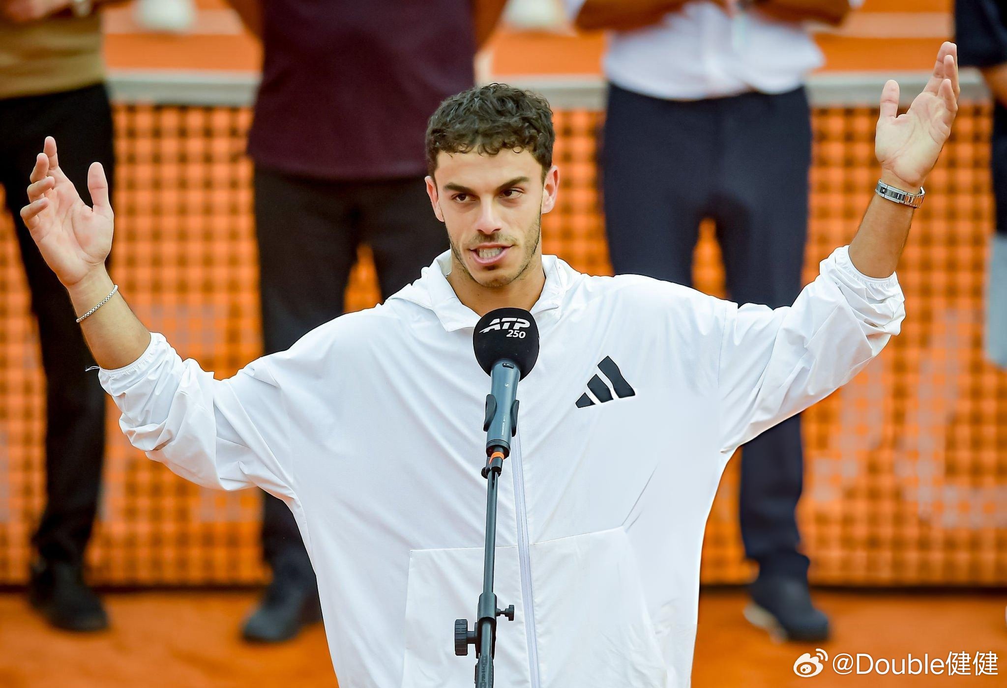 【塞伦多罗回应西西帕斯：不想来就别来】西西帕斯之前表示不参加南美巡回赛的原因：“