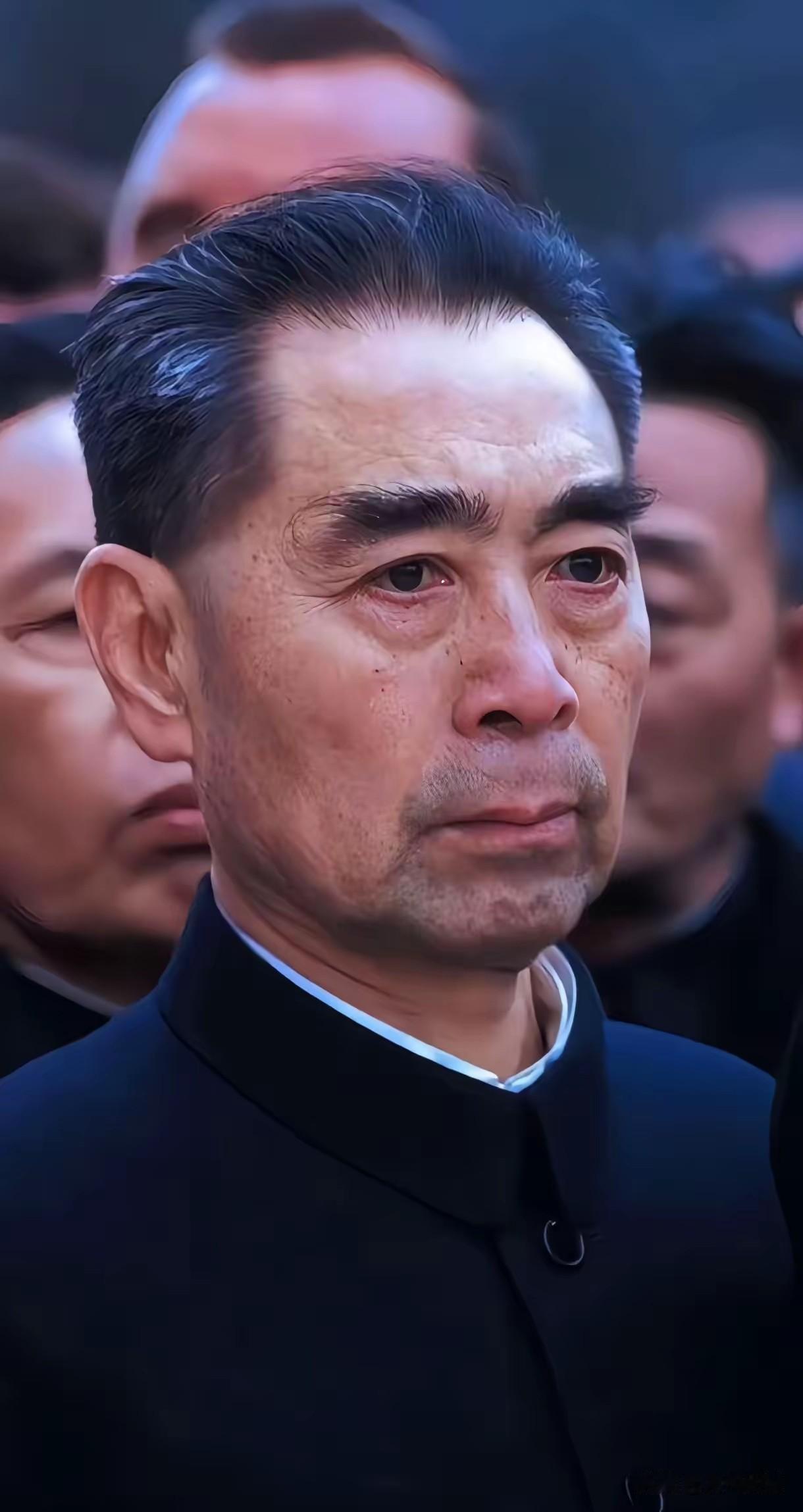 周总理的这张照片，让人看到了他的铁骨铮铮，他的目光是那样的深邃，似乎能够看透一切