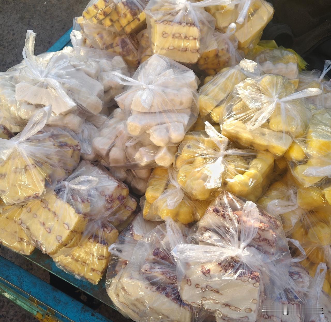 天一冷，东北农村大集上的粘豆包摊就支棱起来了！黄米面擀皮，红豆沙做馅儿，上