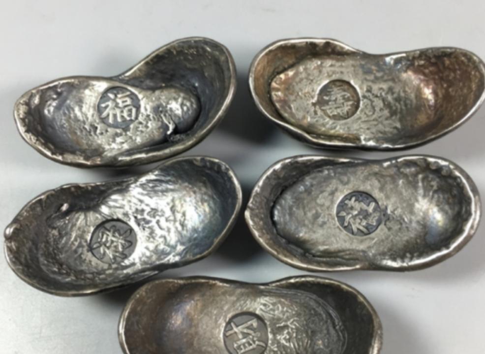 “绝不上交给国家，这是我挖到的！”2018年，甘肃大爷翻修祖屋，竟挖出一箱银元宝