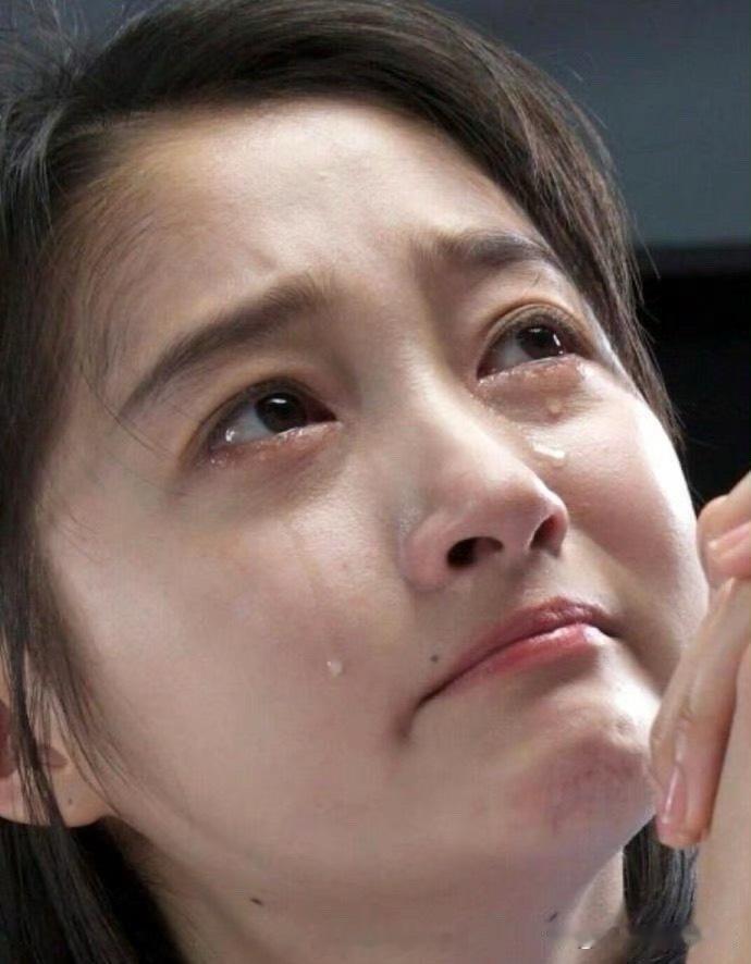 关晓彤眉尾处的碎发也太抢镜了，咋看着像头发长到眉毛那儿了？化妆师没注意到这点，咋