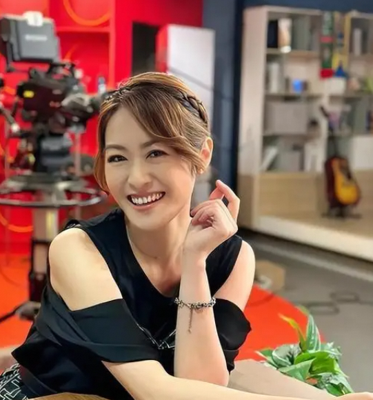 TVB前女星梁嘉琪：从被邀开房到事业稳定的起伏人生
