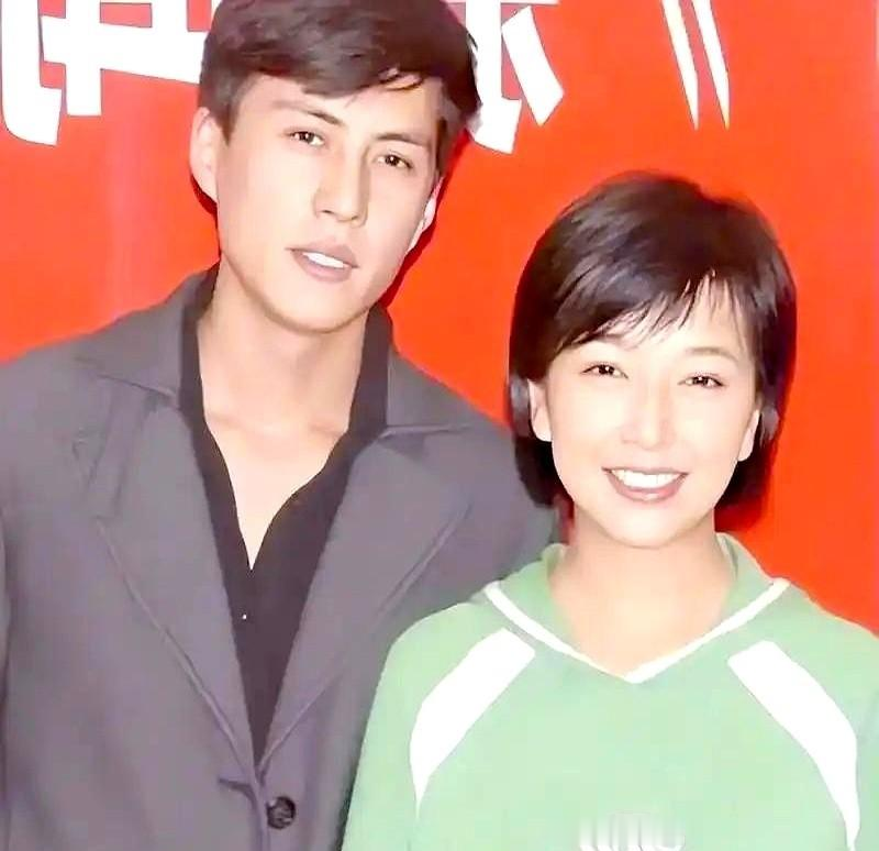 靳东的“精英滤镜”，原来碎得这么彻底！江珊最近爆料，靳东去昆明出差，退房时把酒店电视遥控器当手机揣回