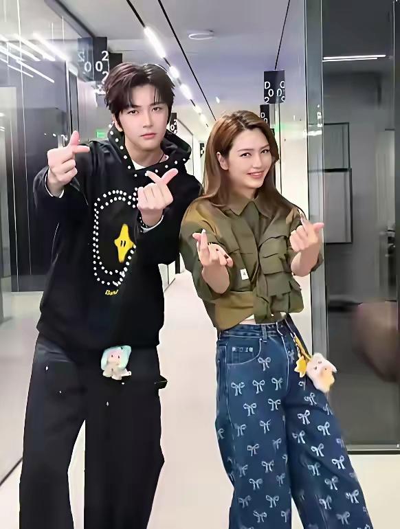 有钱，有颜又有闲的洪欣，也是想开了，和儿子合体翩翩起舞，与其把感情耗在没用的人心