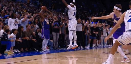 詹姆斯这球，班凯罗打手犯规了啊这还是很明显的，班凯罗明确的切到詹姆斯胳膊上，