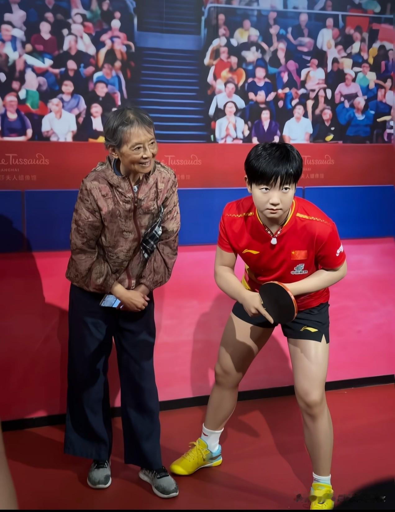 这个老奶奶好让人感动，轮到她和莎莎拍照，本以为她会站在莎莎旁边，或者碰碰莎